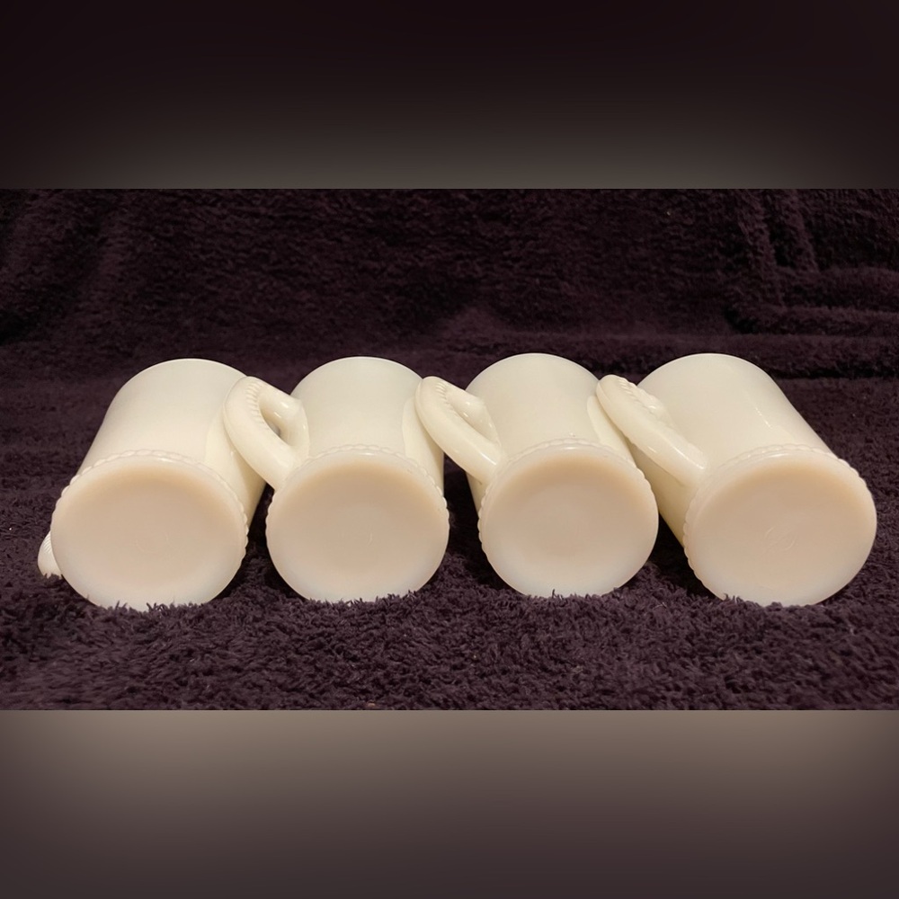 Set of four Tom and Jerry white holiday mugs - Picture 3 of 7